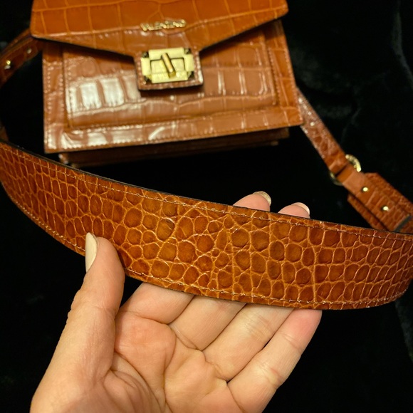 Can be a hand bag or crossbody - Picture 5 of 6